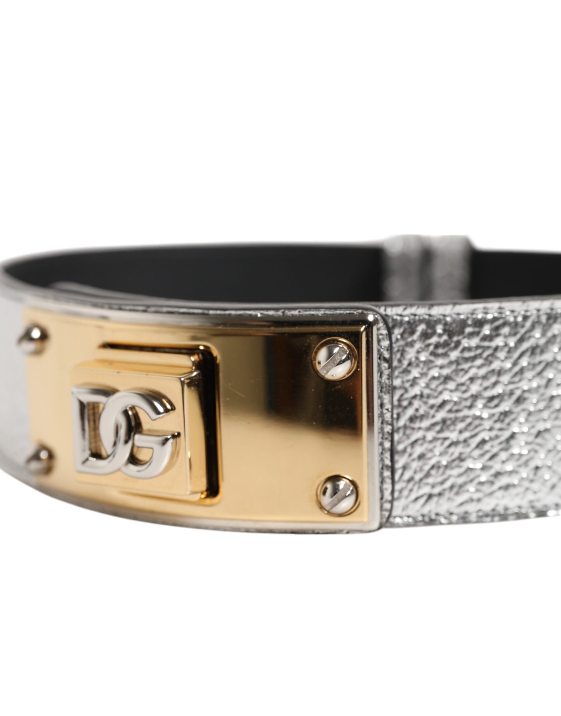 Collier en cuir texturé argenté avec détail métallique doré.