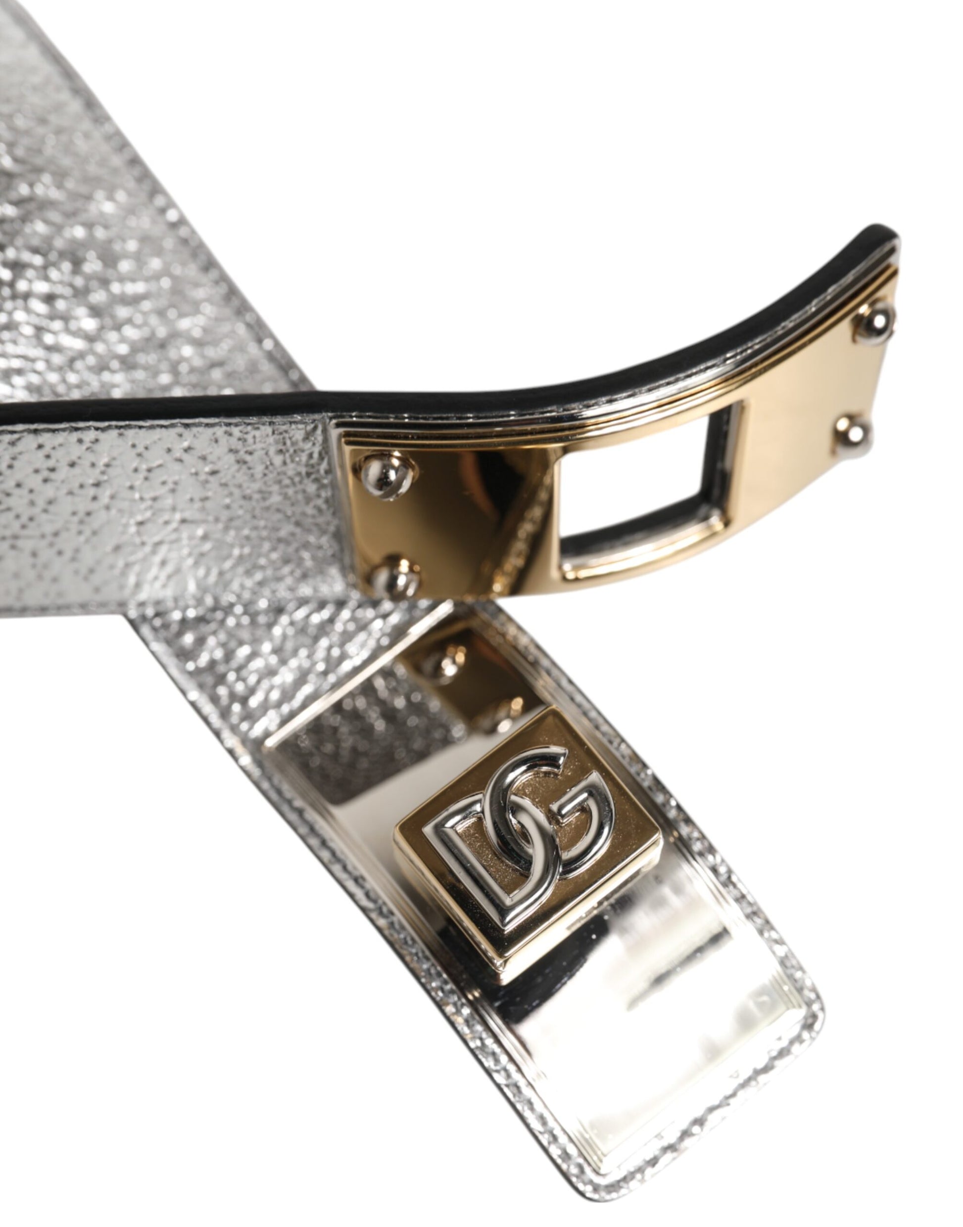 Collier en cuir texturé argenté avec détail métallique doré.
