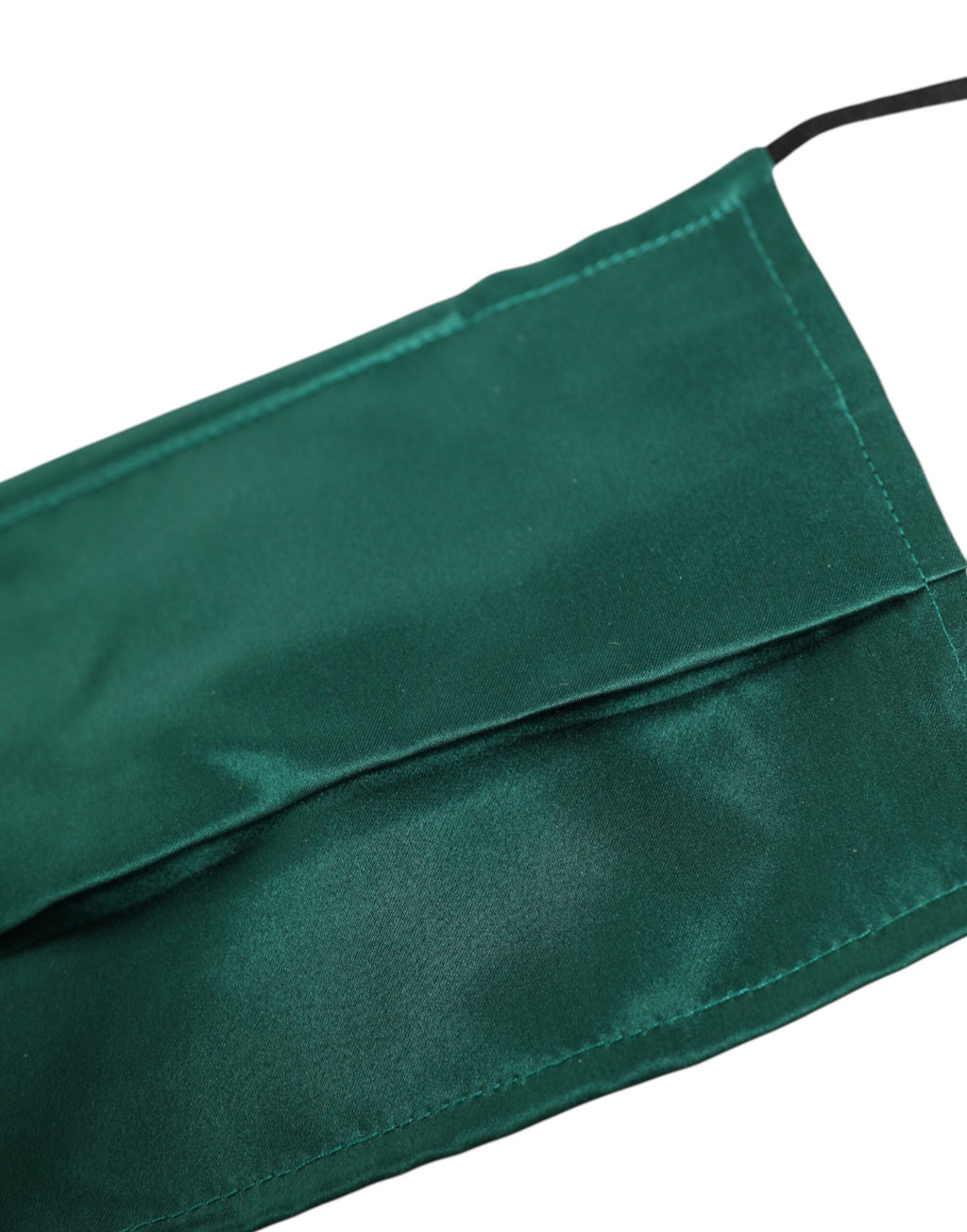 Masque facial en soie verte plissée avec élastique et attaches d'oreille.
