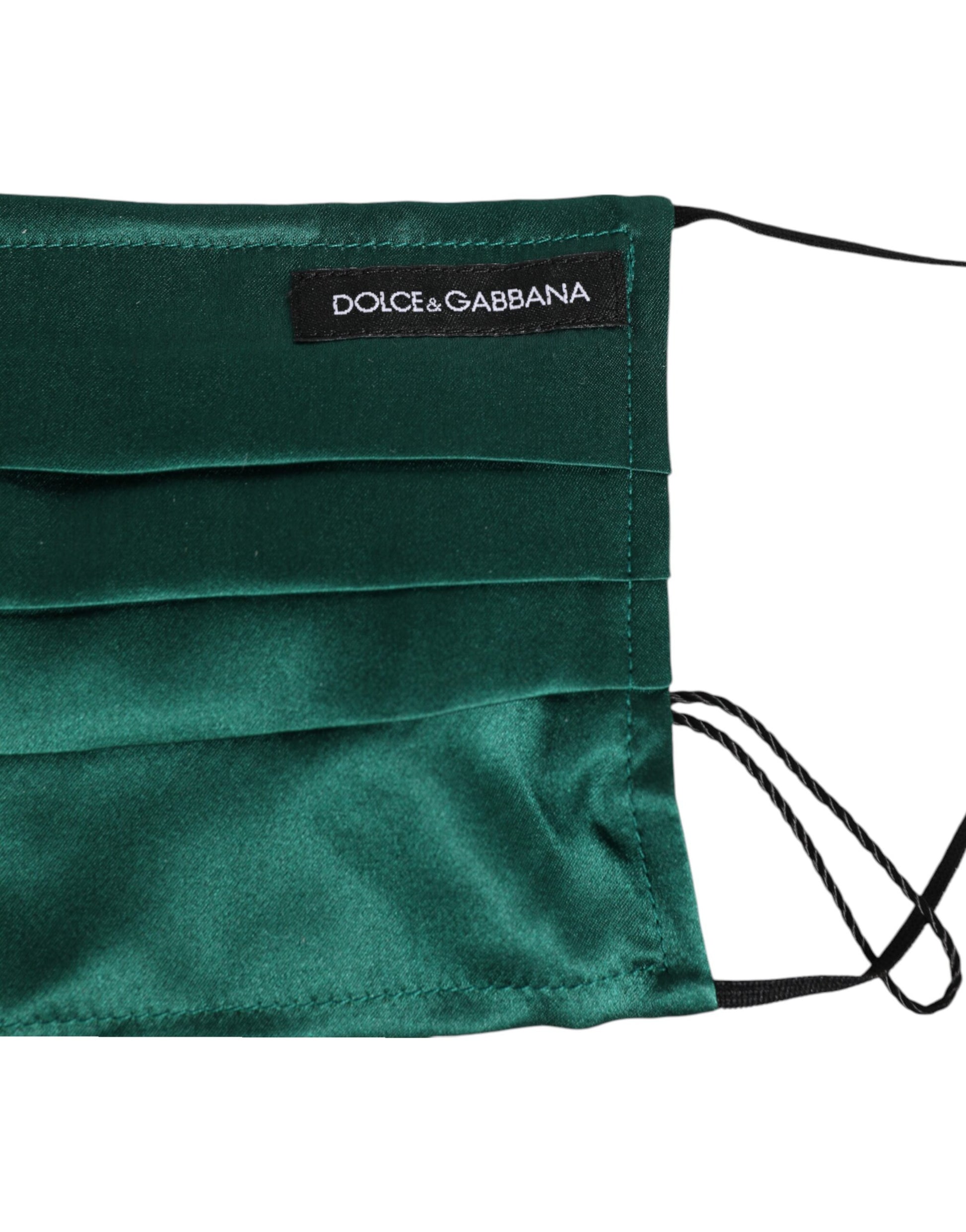 Masque facial en soie verte plissée avec élastique et attaches d'oreille.
