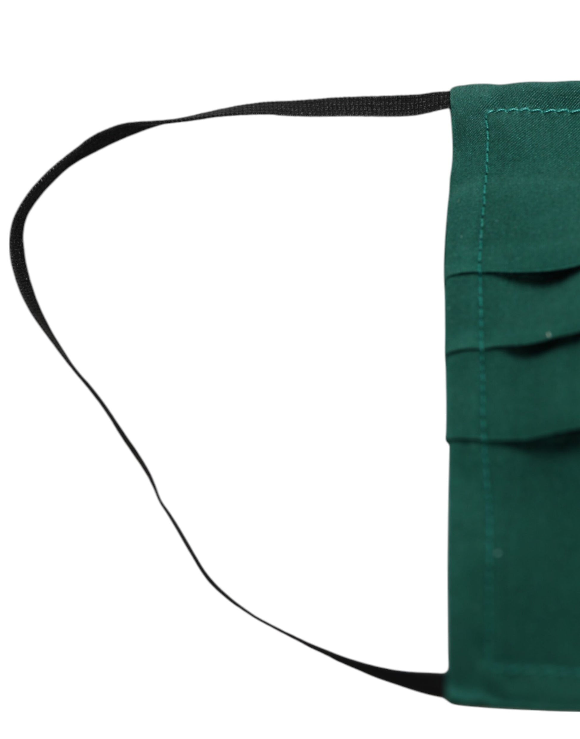 Masque facial en soie verte plissée avec élastique et attaches d'oreille.