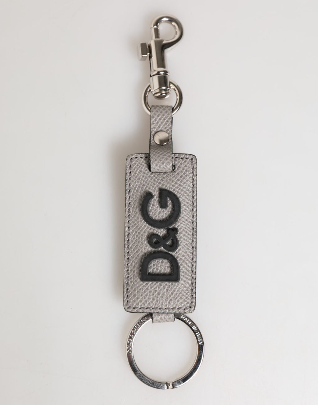 Porte-clés en cuir gris avec logo métallique et anneau pour homme.