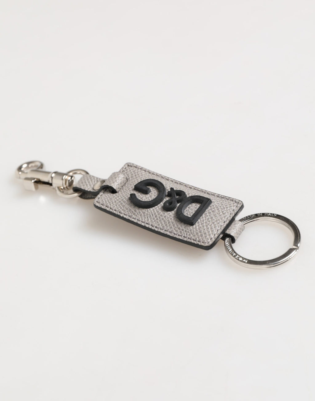 Porte-clés en cuir gris avec logo métallique et anneau pour homme.