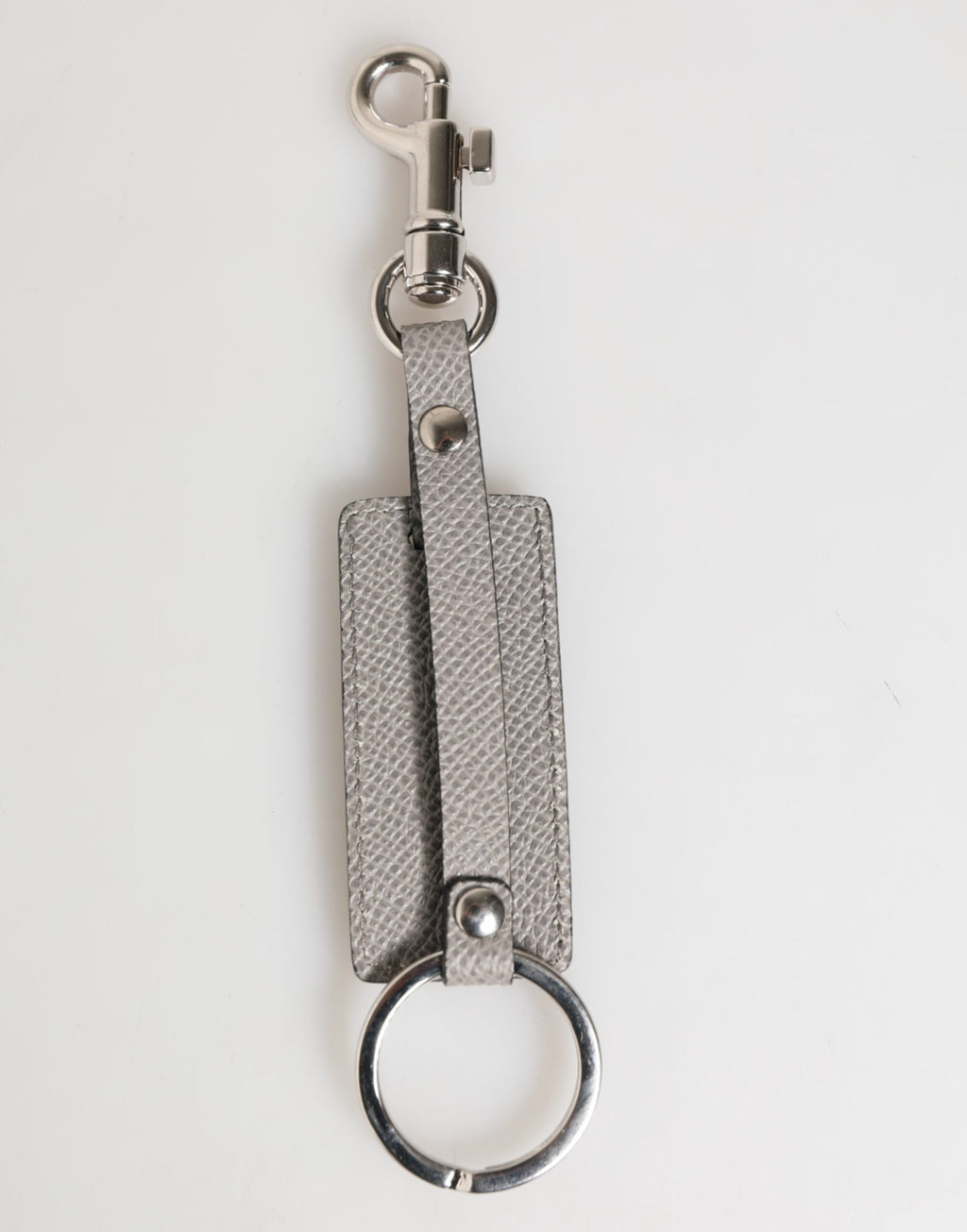 Porte-clés en cuir gris avec logo métallique et anneau pour homme.