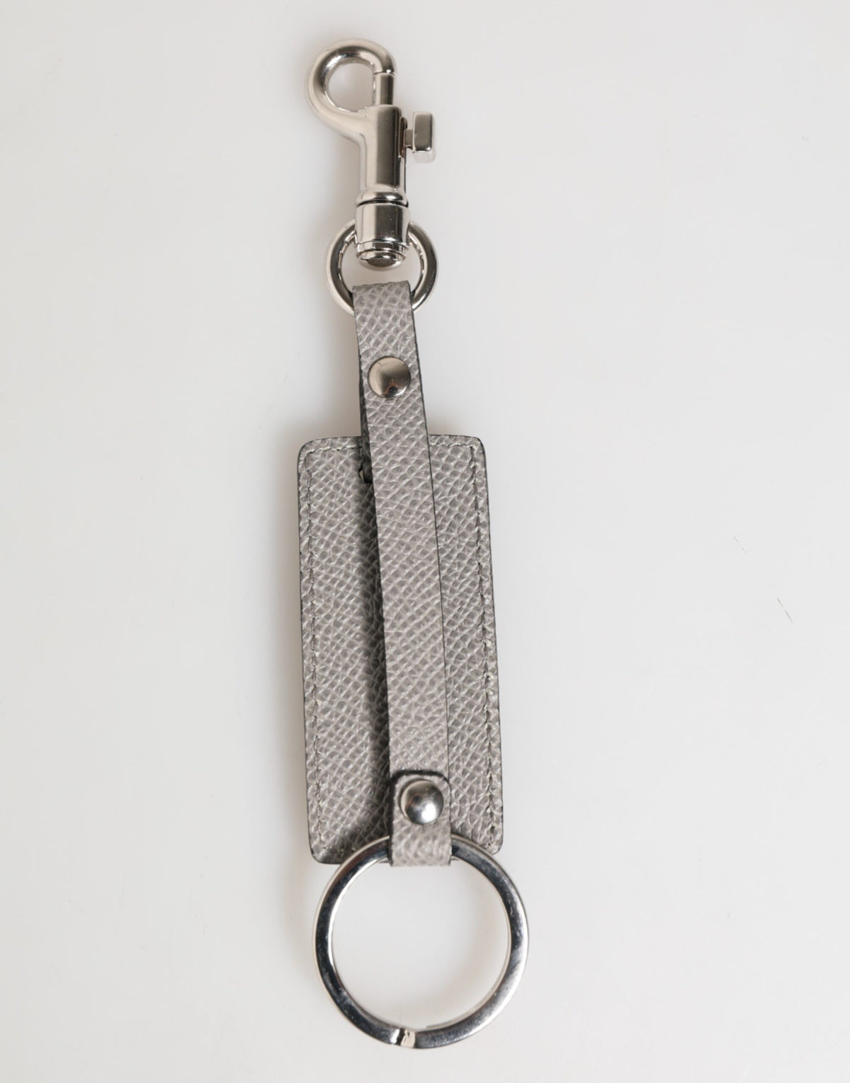 Porte-clés en cuir gris avec logo métallique et anneau pour homme.