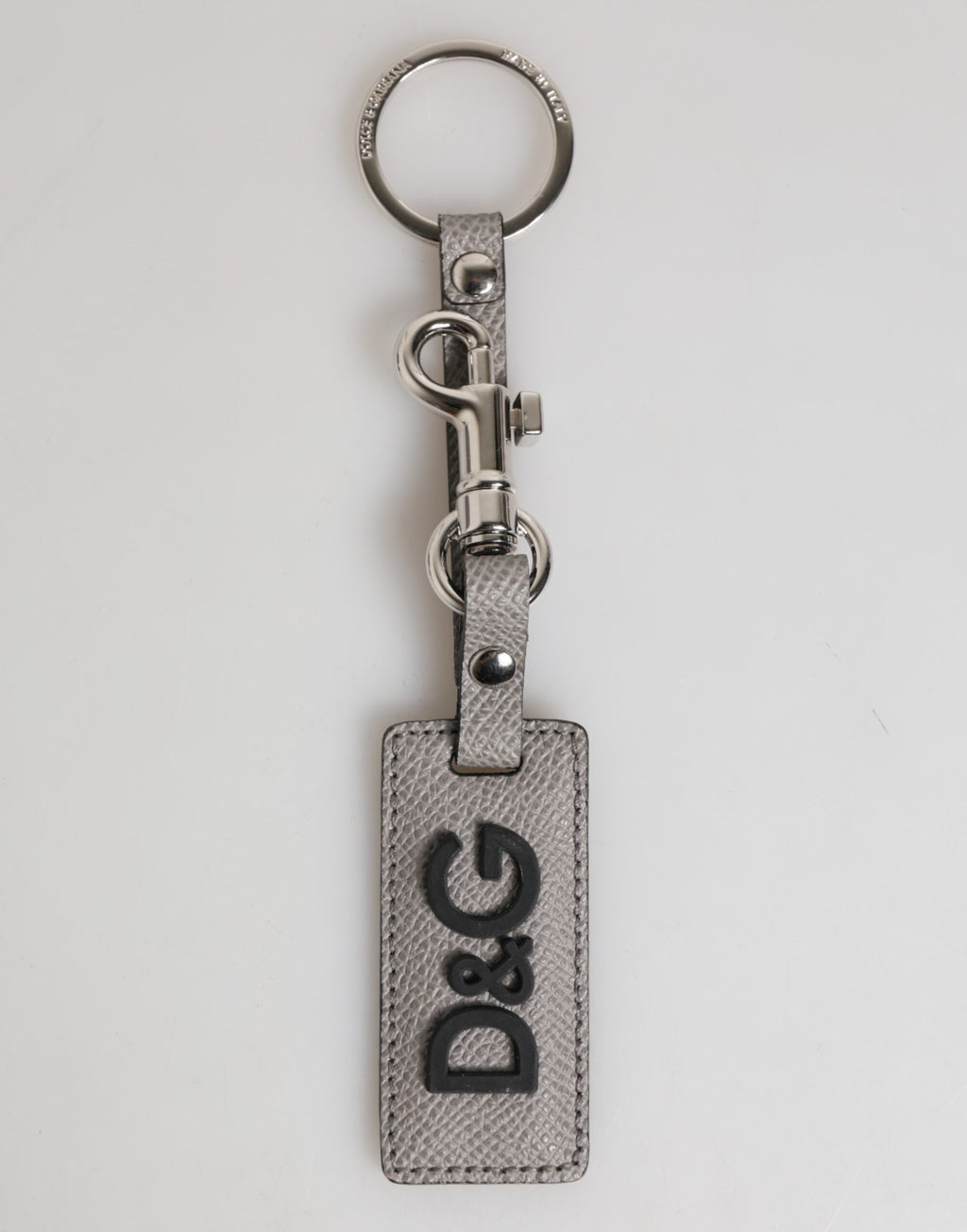 Porte-clés en cuir gris avec logo métallique et anneau pour hommes.
