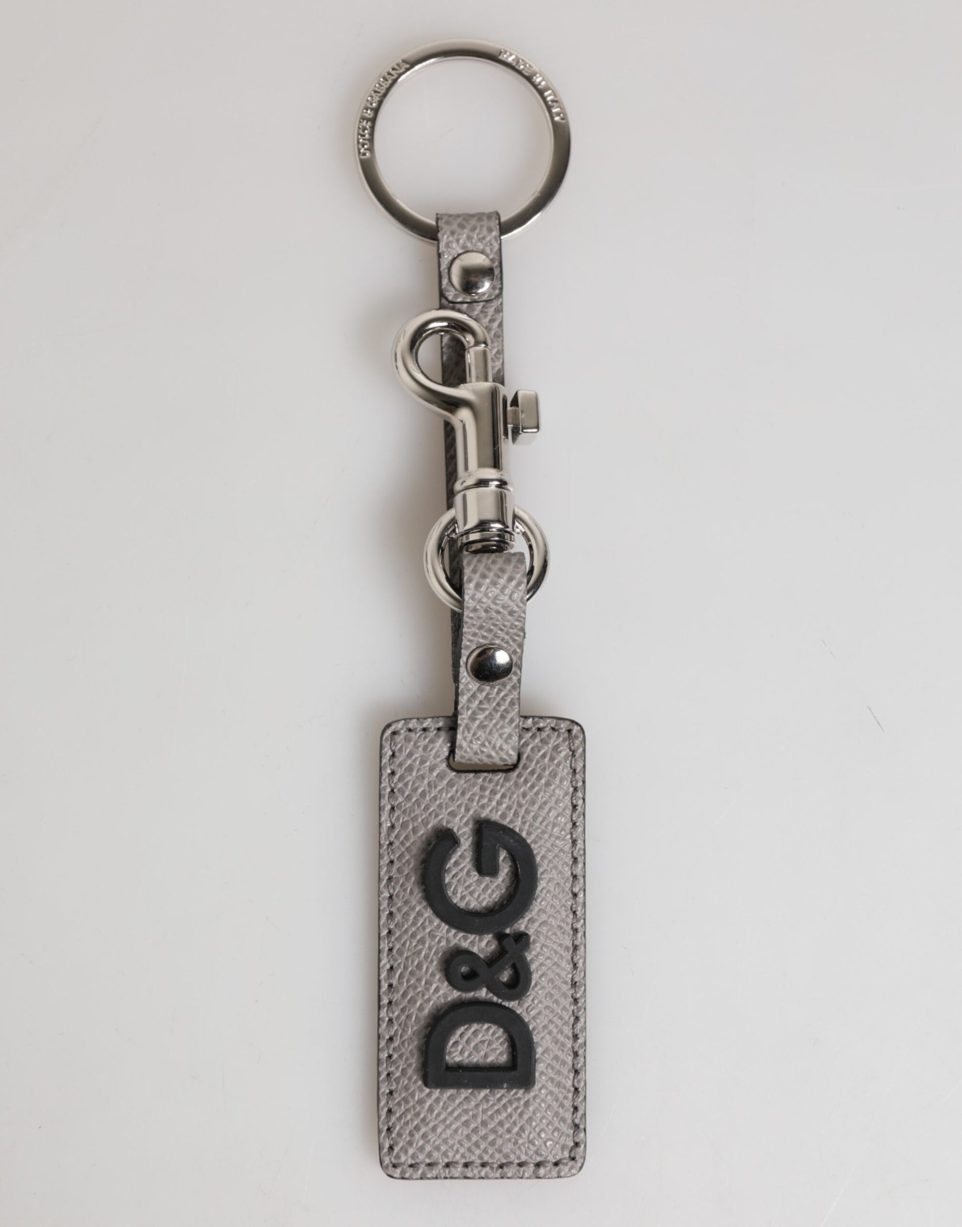 Porte-clés en cuir gris avec logo métallique et anneau pour hommes.
