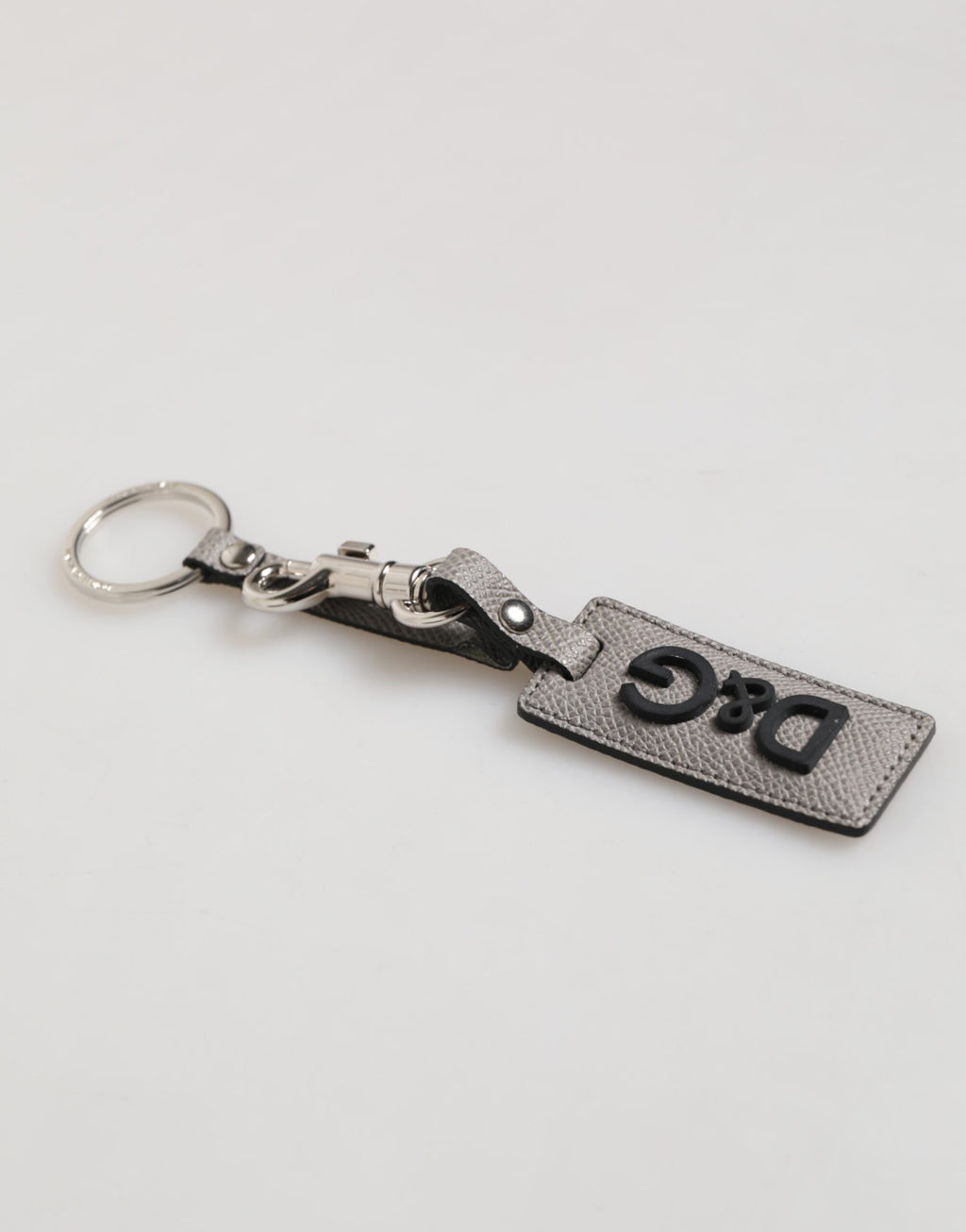 Porte-clés en cuir gris avec logo métallique et anneau pour hommes.
