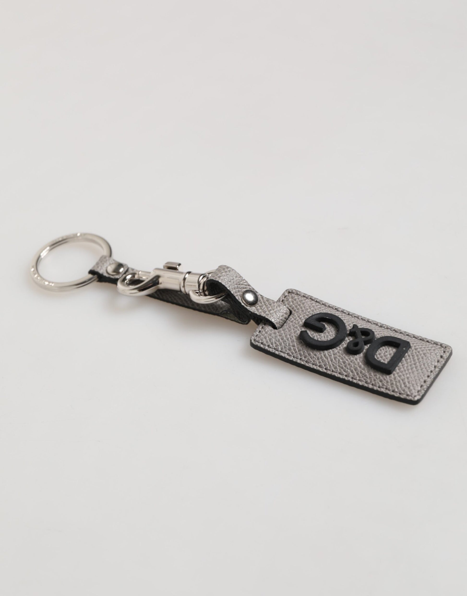 Porte-clés en cuir gris avec logo métallique et anneau pour hommes.