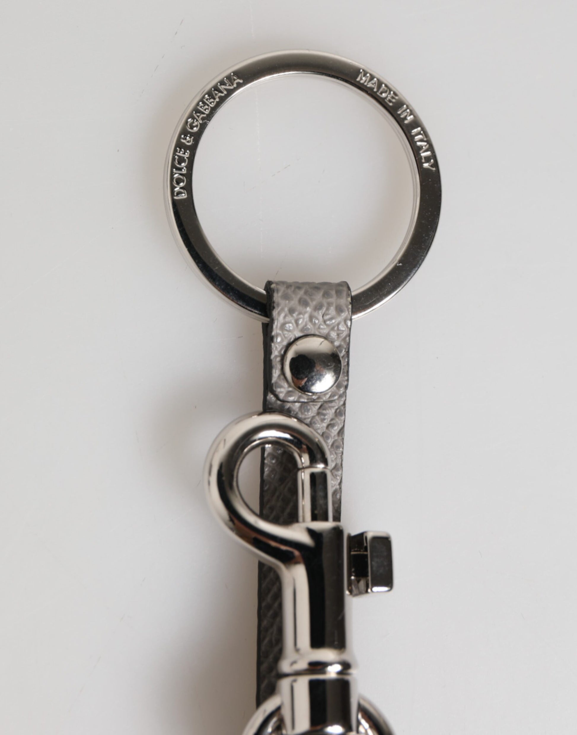 Porte-clés en cuir gris avec logo métallique et anneau pour hommes.