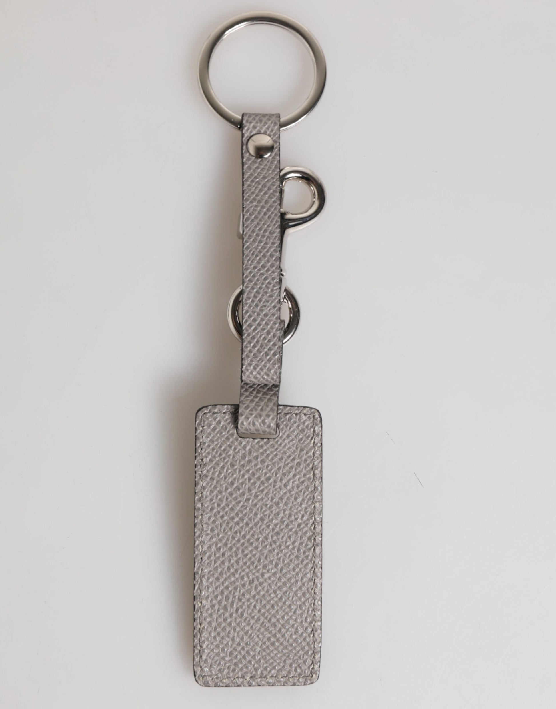 Porte-clés en cuir gris avec logo métallique et anneau pour hommes.