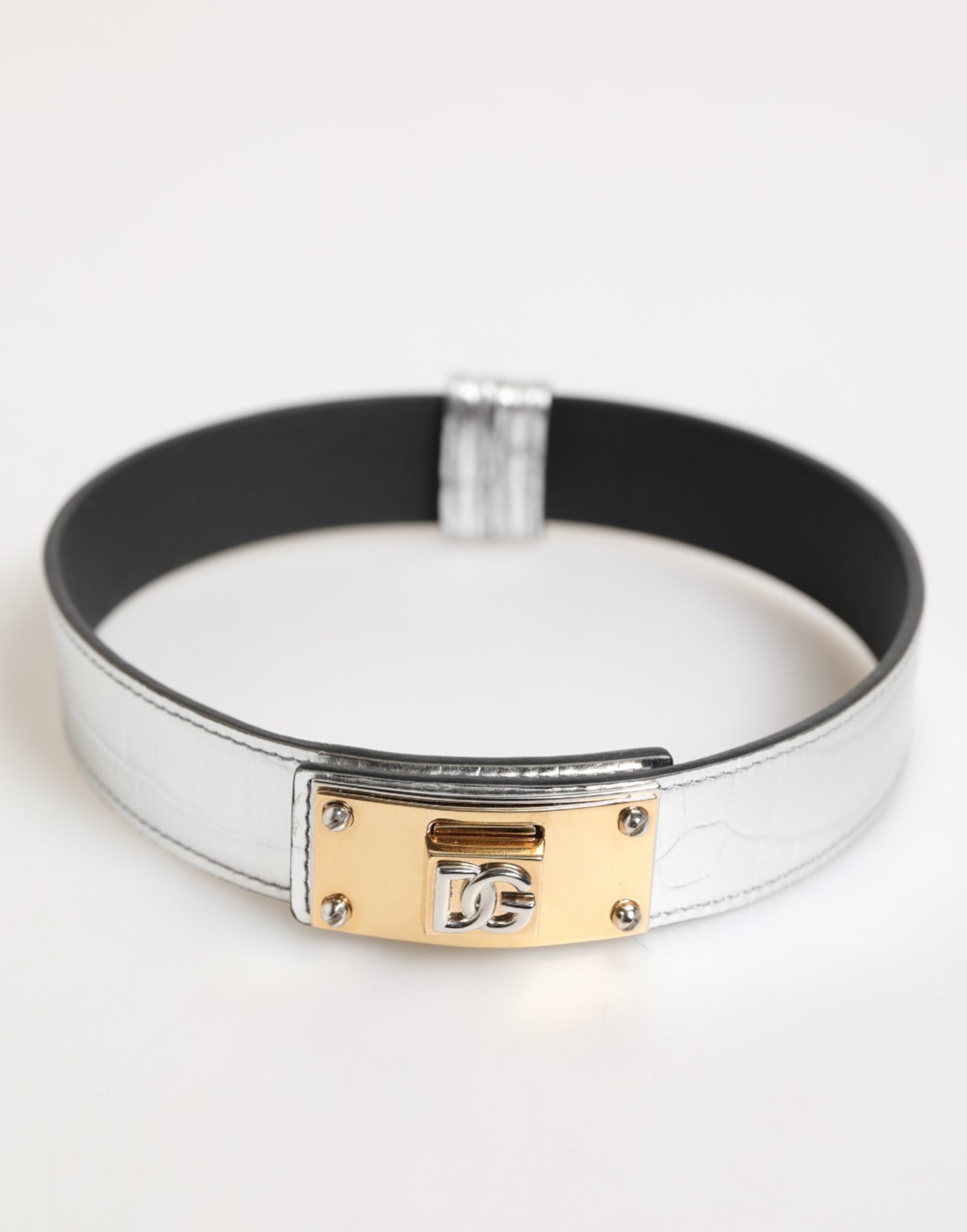 Collier en cuir texturé argenté avec détail métallique doré.