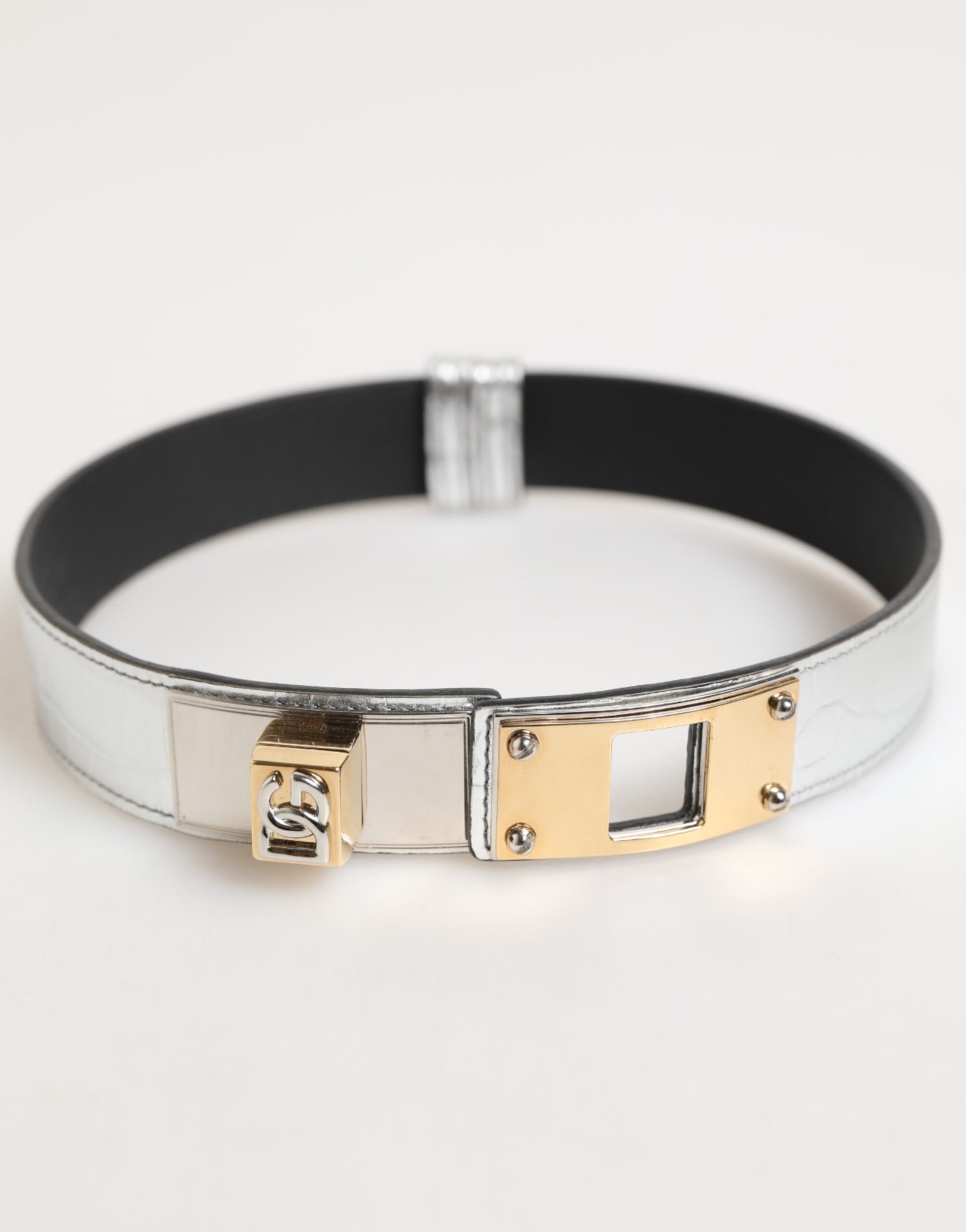 Collier en cuir texturé argenté avec détail métallique doré.