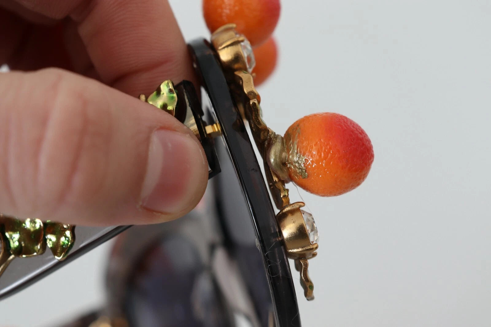 DG4283B Sonnenbrille mit Acetatkristallen und orangefarbenen Applikationen