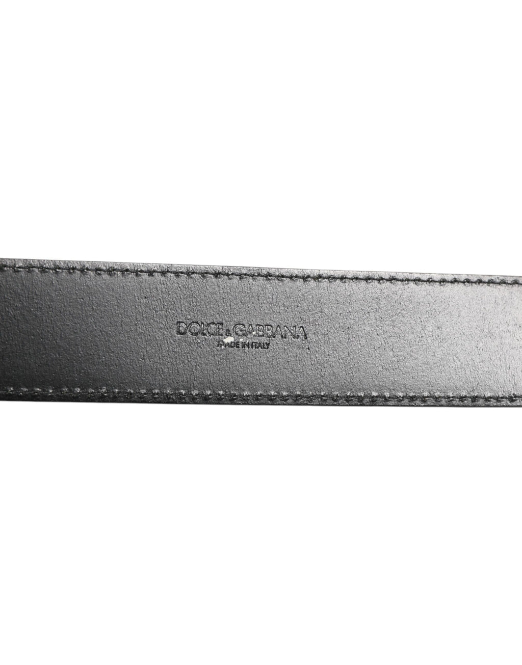 Ceinture en cuir noir classique avec boucle métallique et logo.