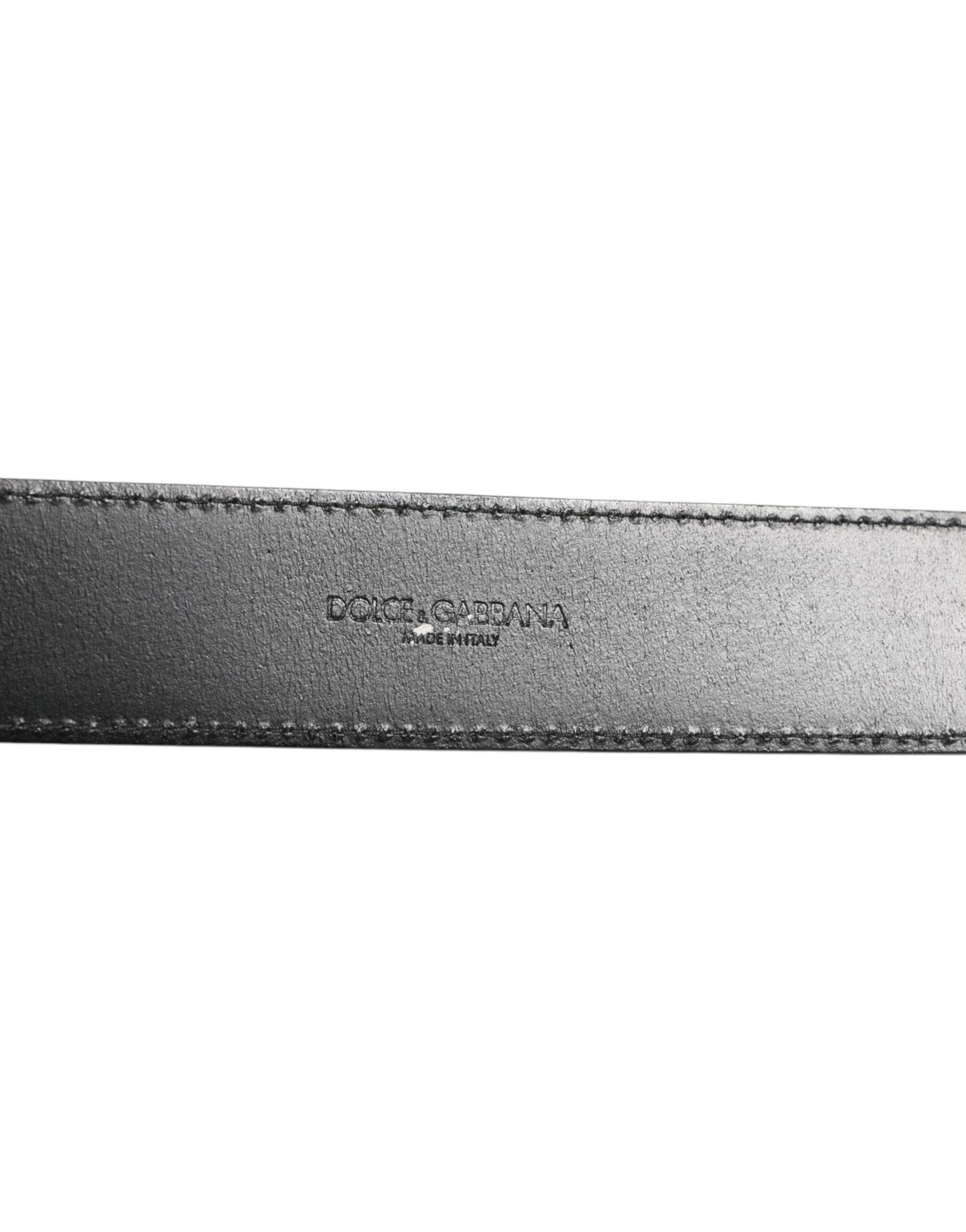 Ceinture en cuir noir classique avec boucle métallique et logo.