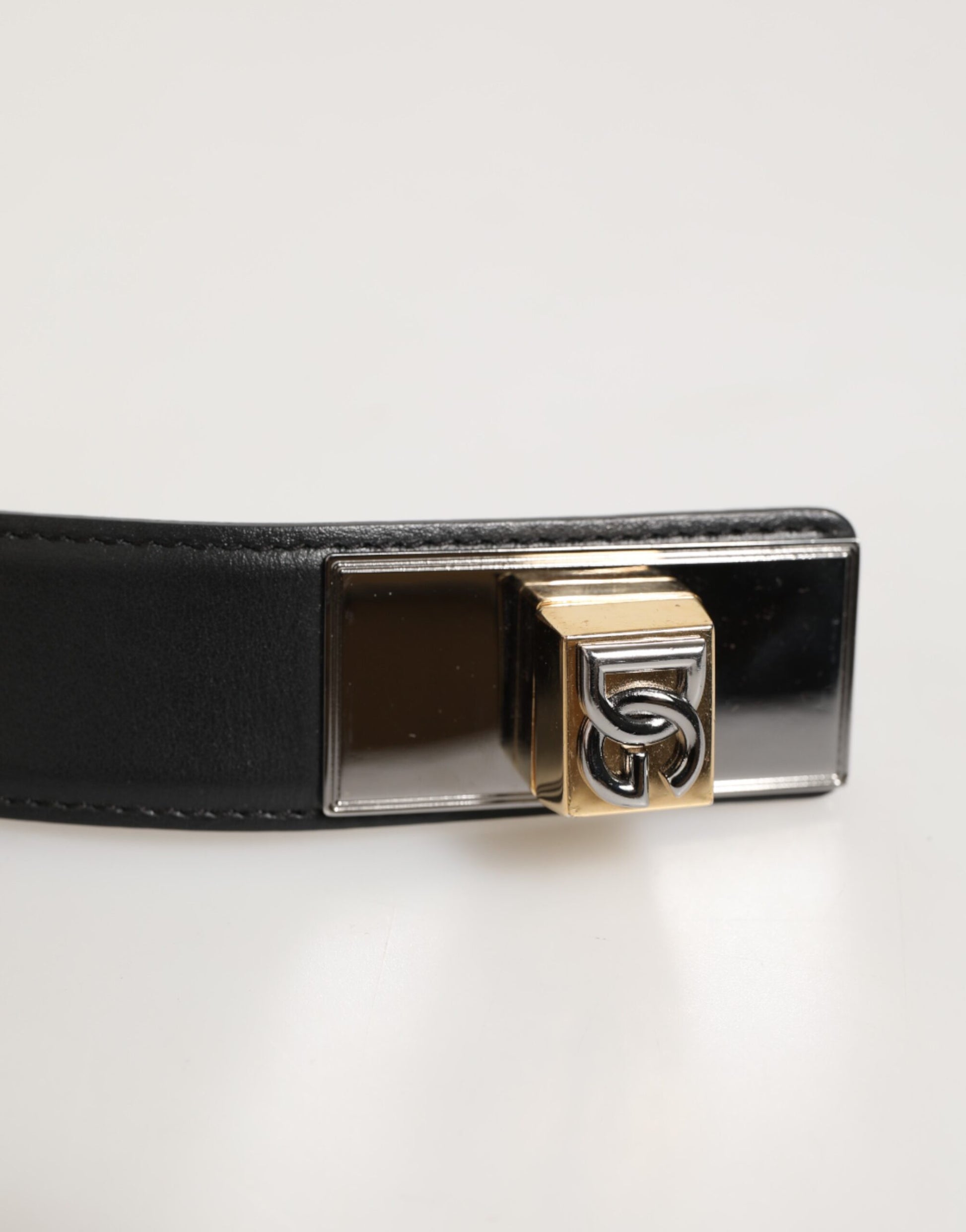 Ceinture en cuir noir classique avec boucle métallique et logo.