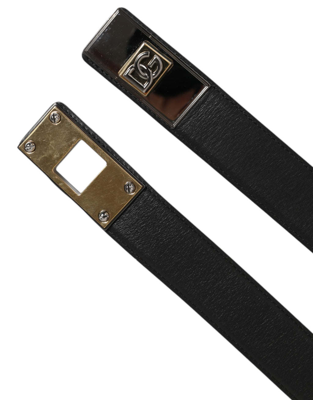 Ceinture en cuir noir classique avec boucle métallique et logo.