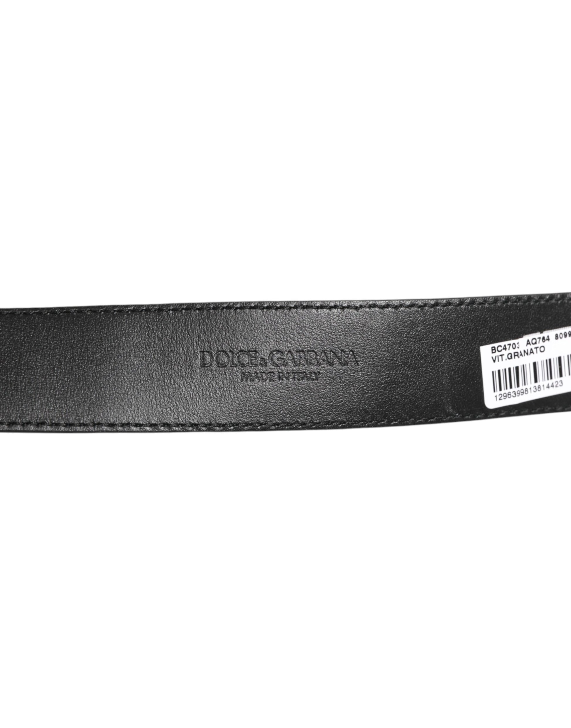 Ceinture en cuir noir classique avec boucle métallique et logo.